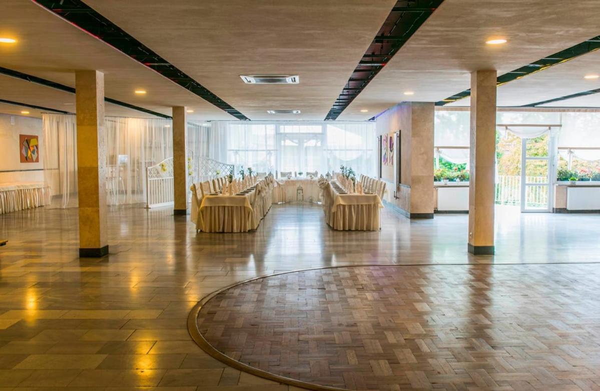 Hotel Accademia Ostrowiec Świętokrzyski 외부 사진